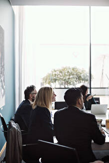 Geschäftsleute am Konferenztisch während einer Sitzung im Sitzungssaal - MASF13543