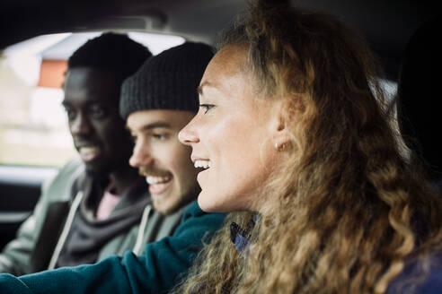 Freunde schauen beim Genießen im Auto weg - MASF13672