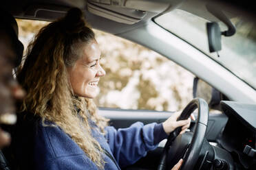 Seitenansicht einer glücklichen jungen Frau, die Auto fährt - MASF13675