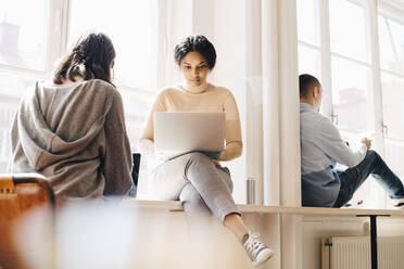 Computerprogrammierer arbeiten am Laptop am Fenster im Büro - MASF13753