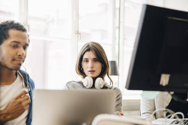 Computerprogrammierer mit Blick auf den Laptop beim Programmieren im Büro - MASF13785