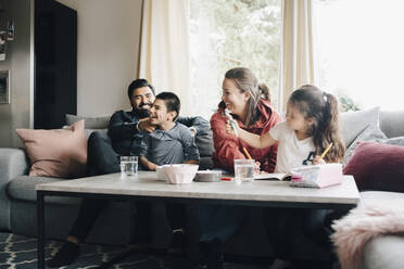 Glückliche Familie verbringt ihre Freizeit im Wohnzimmer - MASF13913