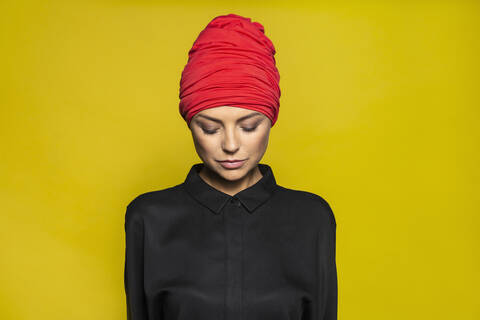 Porträt heitere Frau mit Kopftuch, lizenzfreies Stockfoto