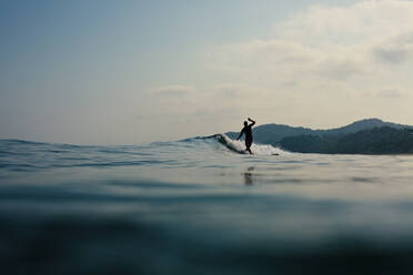 Surfer reitet auf einer Meereswelle, Sayulita, Nayarit, Mexiko - FSIF04346