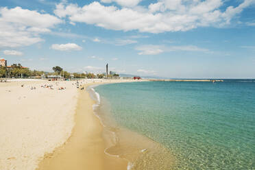 Touristen am sonnigen, sommerlichen Strand, Platja de la Nova Icari, Barcelona, Spanien - FSIF04373