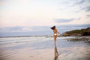 Unbeschwerte Frau im Bikini läuft am Strand, Sayulita, Nayarit, Mexiko - FSIF04418