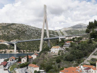 Franjo Tudjman-Brücke und Dorfhäuser, Dubrovnik, Kroatien - FSIF04459