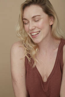 Porträt einer glücklichen blonden Frau mit geschlossenen Augen - PGCF00009