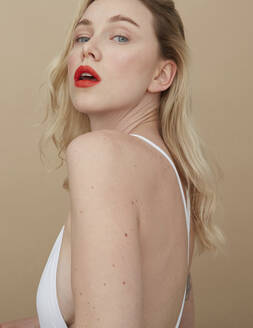 Porträt einer blonden jungen Frau mit roten Lippen - PGCF00012