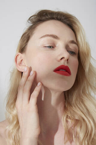Porträt einer jungen blonden Frau mit roten Lippen, lizenzfreies Stockfoto