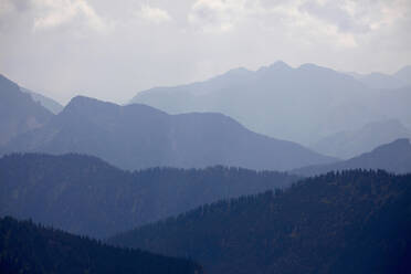 Blick auf die Silhouette des Tegelbergs gegen den Himmel im Ostallgäu, Deutschland - JTF01321