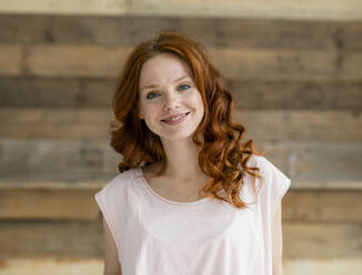 Portrait of smiling redheaded woman - KNSF06506