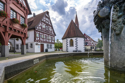 Außenansicht der Stadtbibliothek und der Kirche am Brunnen, Plochingen, Esslingen, Baden-Württemberg, Deutschland - STSF02242