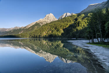 Blick auf den Antholzer See, Naturpark Rieserferner-Ahrn, Südtirol, Italien - STSF02248