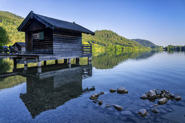 Bootshaus am Schliersee bei klarem Himmel, Mangfallgebirge, Deutschland - STSF02252