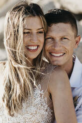 Porträt eines glücklichen Brautpaares im Freien - LHPF00802