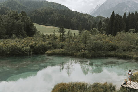 Mutter und zwei Töchter auf einem Steg an einem See, Naturschutzgebiet Zelenci, Kranjska Gora, Slowenien, lizenzfreies Stockfoto