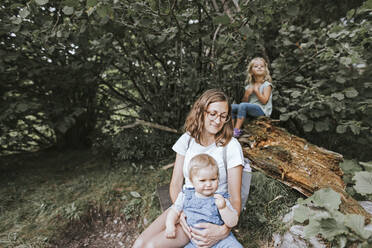 Mutter mit zwei Töchtern in einem Wald - DWF00505