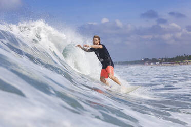 Surfer auf einer Welle - KNTF03397