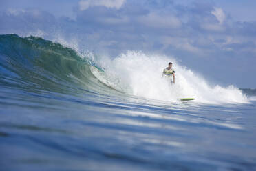 Surfer auf einer Welle - KNTF03398