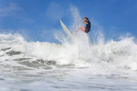 Surfer auf einer Welle, lizenzfreies Stockfoto