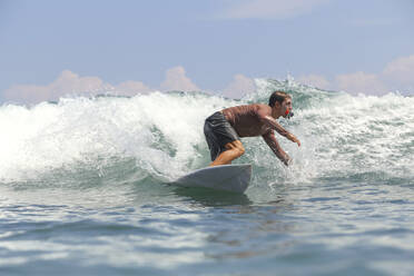 Surfer mit Action-Kamera im Mund - KNTF03401
