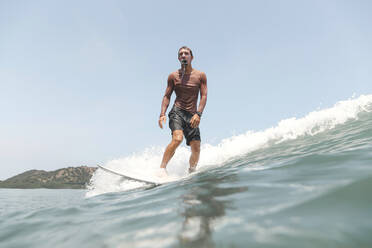 Surfer mit Action-Kamera im Mund - KNTF03402