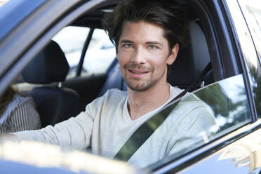 Porträt eines selbstbewussten Mannes am Steuer eines Autos - PNEF01985