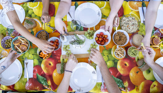 Gesundes vegetarisches Essen auf einem bunten Tisch mit Freunden, von oben - AFVF03970