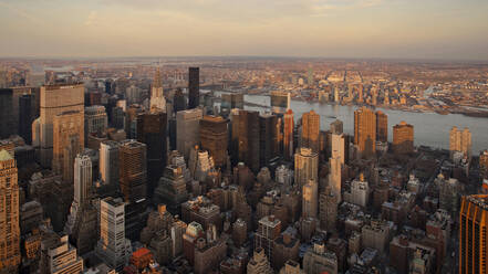 Blick von oben auf Gebäude in Manhattan bei Sonnenuntergang, New York City, USA - XCF00204