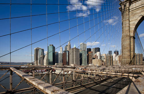 Brooklyn Bridge vor der Skyline von Manhattan, New York City, USA - XCF00205