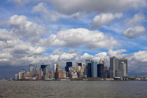 Skyline von Downtown Manhattan von New Jersey aus gesehen gegen den bewölkten Himmel, New York City, USA - XCF00206