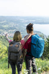 Junges Paar in den Bergen, mit Blick auf die Aussicht - MCVF00005