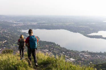 Junges Paar beim Wandern auf einer Bergwiese - MCVF00007