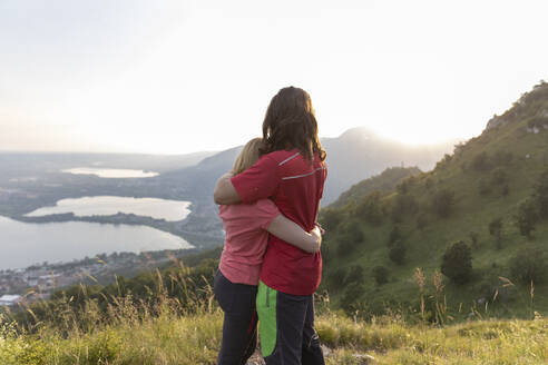 Young couple embracing in the mountains - MCVF00016