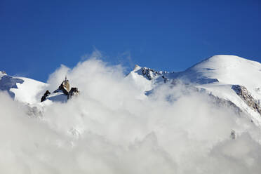 Mont Blanc, 4810m, und Seilbahnstation Aiguille du Midi, Chamonix, Haute Savoie, Rhone-Alpen, Französische Alpen, Frankreich, Europa - RHPLF08920