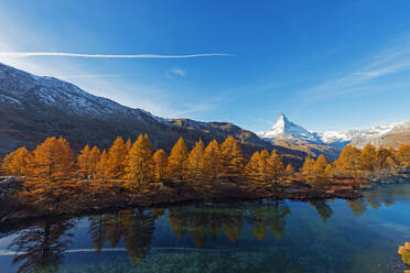 Das Matterhorn, 4478m, und der Grindjisee im Herbst, Zermatt, Wallis, Schweizer Alpen, Schweiz, Europa - RHPLF08940