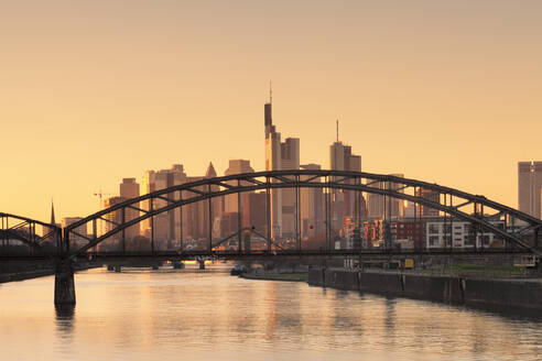 Blick über den Main auf das Finanzviertel, Skyline von Frankfurt, Hessen, Deutschland, Europa - RHPLF08976