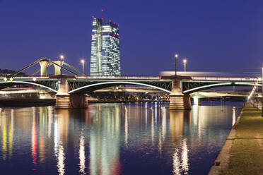 Blick über den Main auf die Ignatz-Bubis-Brücke und die Europäische Zentralbank, Frankfurt, Hessen, Deutschland, Europa - RHPLF08983