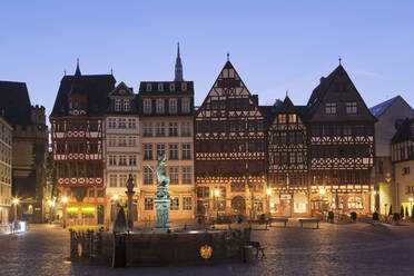 Fachwerkhäuser und Justitia-Brunnen am Römerberg, Frankfurt, Hessen, Deutschland, Europa - RHPLF08984