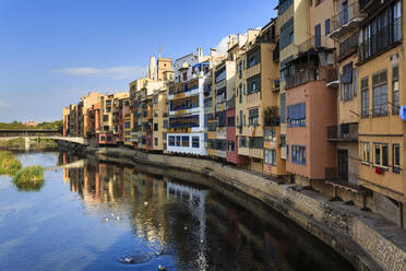 Unverwechselbare historische Arkadenhäuser und der Fluss Onyar, Girona, Provinz Girona, Katalonien, Spanien, Europa - RHPLF08986