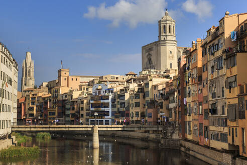 Die Kathedrale erhebt sich über den markanten historischen, farbenfrohen Arkadenhäusern und dem Fluss Onyar, Girona, Provinz Girona, Katalonien, Spanien, Europa - RHPLF08987