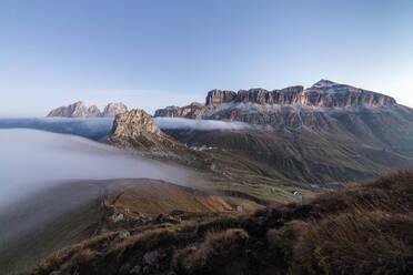 Piz Boa Langkofel und Sass Beca in Morgennebel gehüllt Cima Belvedere, Canazei, Fassatal, Trentino-Südtirol, Italien, Europa - RHPLF08997