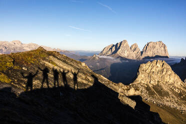 Silhouetten von Wanderern umrahmen Sass Beca und Sassolungo von Cima Belvedere, Canazei, Fassatal, Trentino-Südtirol, Italien, Europa - RHPLF09001