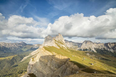 Blauer Himmel und Wolken auf den felsigen Gipfeln der Geislergruppe, gesehen von Seceda, Gröden, Trentino-Südtirol, Italien, Europa - RHPLF09003
