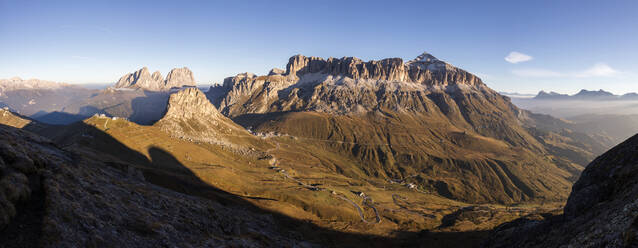 Panorama von Sass Beca Sassolungo und Piz Boa in der Morgendämmerung von Cima Belvedere, Canazei, Val di Fassa, Trentino-Südtirol, Italien, Europa - RHPLF09005