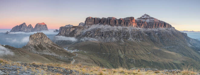 Panorama von Sass Beca Sassolungo und Piz Boa in der Morgendämmerung von Cima Belvedere, Canazei, Val di Fassa, Trentino-Südtirol, Italien, Europa - RHPLF09006