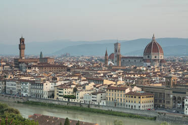 Blick auf den Dom mit Brunelleschi-Kuppel und Palazzo Vecchio vom Piazzale Michelangelo, Florenz, UNESCO-Weltkulturerbe, Toskana, Italien, Europa - RHPLF09022