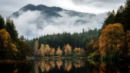 Glencoe Lochan im Herbst, Highlands, Schottland, Vereinigtes Königreich, Europa - RHPLF09051