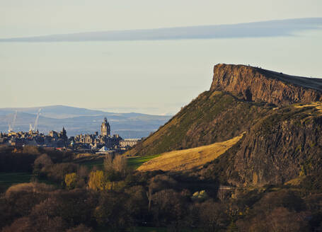 Blick auf den Holyrood Park und das Stadtzentrum vom Craigmillar Castle aus, Edinburgh, Lothian, Schottland, Vereinigtes Königreich, Europa - RHPLF09057